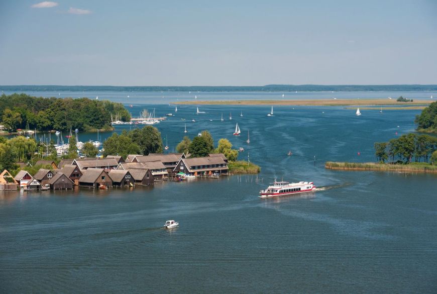 Blick vom Kirchturm Röbel auf die Müritz.