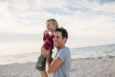 Vater und Sohn am Strand